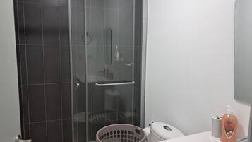 Sèche-cheveux, serviettes fournies, savon, papier toilette