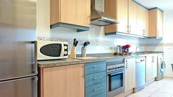 Een magnetron, een oven, een kookplaat, een vaatwasser