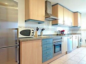 Micro-ondes, four, plaque de cuisson, lave-vaisselle