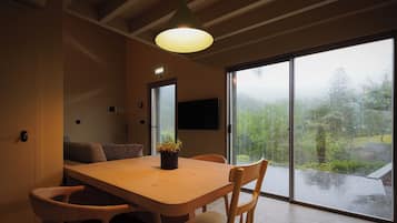 Studio, vuoristonäköala, puutarha-alue | Yksityinen keittiö | Täysikokoinen jääkaappi, mikroaaltouuni, uuni, liesi