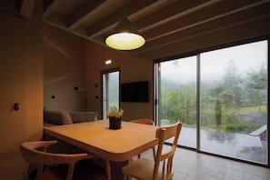 Estudio, vista a la montaña, en el área del jardín | Cocina privada | Refrigerador con congelador, microondas, horno y parrilla de estufa