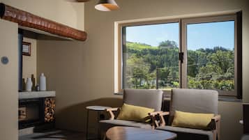 Nhà dành cho gia đình, quang cảnh núi, khu vực vườn | Khu phòng khách | TV màn hình phẳng