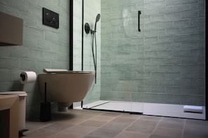 Studio, vue montagne, cÎté jardin | Salle de bain | Peignoirs, serviettes fournies