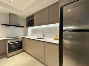 Deluxe Apartment, 1 Bedroom, Balcony | Dapur peribadi | Peti sejuk/penyejuk beku saiz penuh, ketuhar gelombang mikro, ketuhar 