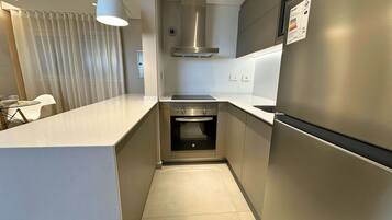 Apartamento tradicional, 1 quarto | Cozinha privada | Geladeira grande, micro-ondas, fogão, cooktop