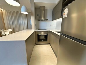 Departamento tradicional, 1 habitación | Cocina privada | Refrigerador con congelador, microondas, horno y parrilla de estufa 