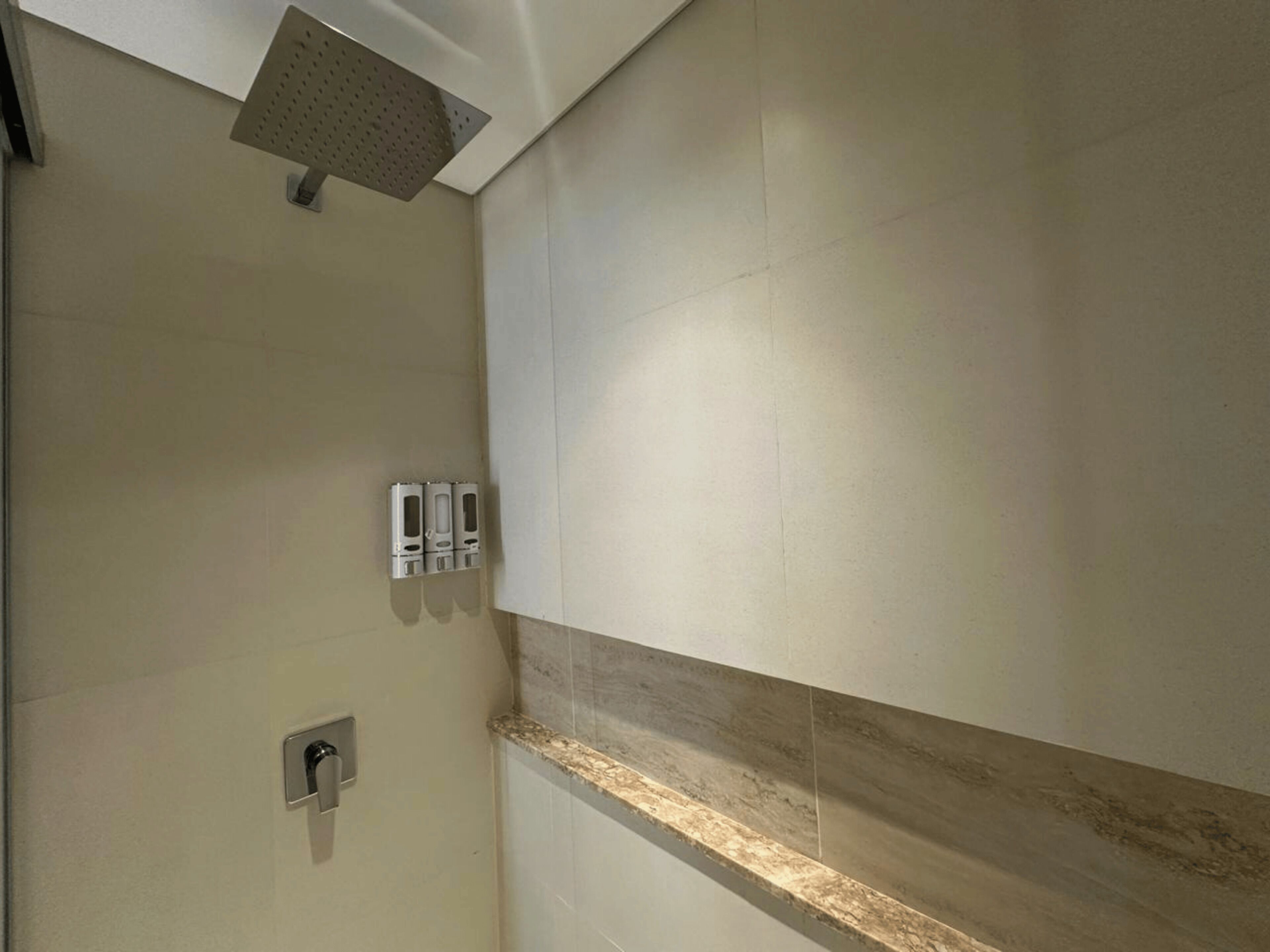 Shower, pengering rambut, handuk, dan sabun