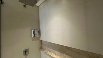 Shower, pengering rambut, handuk, dan sabun