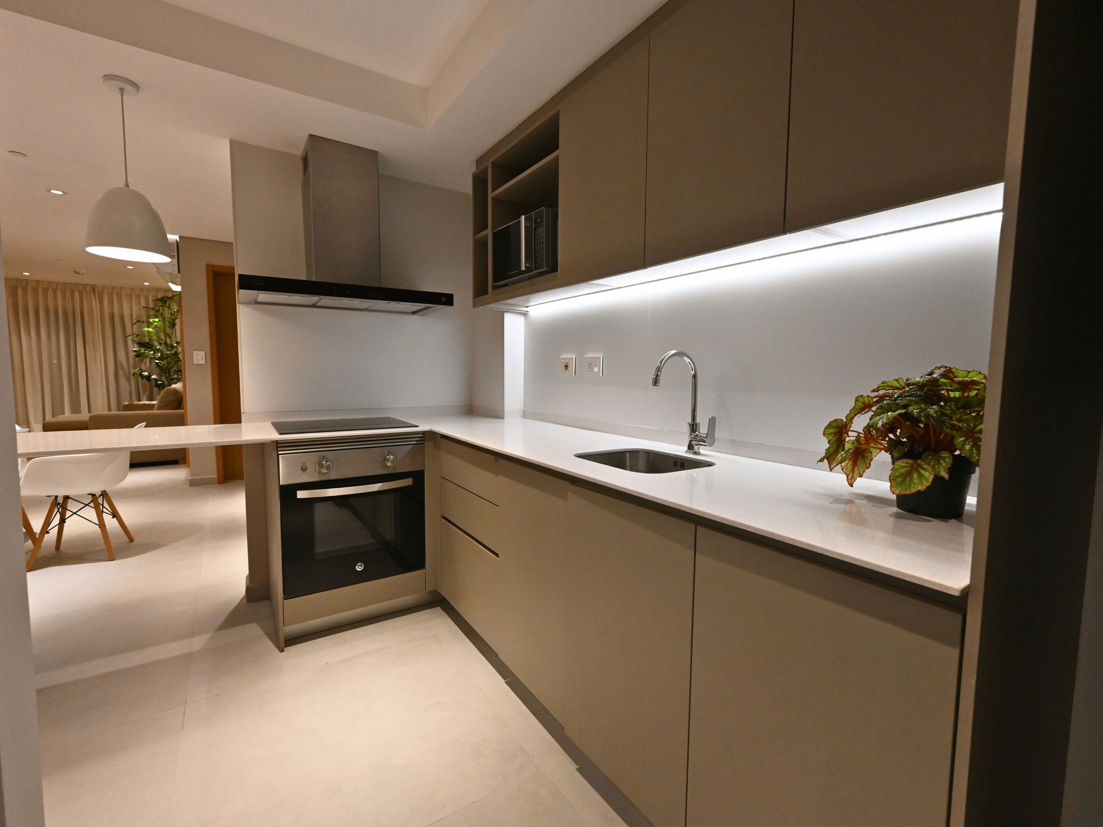 コンフォート アパートメント 1 ベッドルーム バルコニー | 専用キッチン | 大型冷蔵庫、電子レンジ、オーブン、コンロ