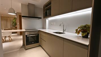 Departamento Confort, 1 habitación, balcón | Cocina privada | Refrigerador con congelador, microondas, horno y parrilla de estufa