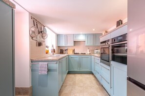 Mikrowelle, Ofen, Geschirrspüler, Kochgeschirr/Geschirr/Besteck