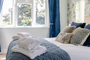 4 bedrooms, iron/ironing board, free WiFi, bed sheets