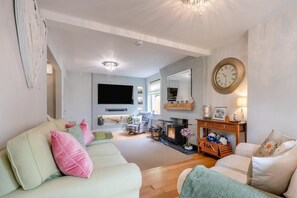 TV, fireplace