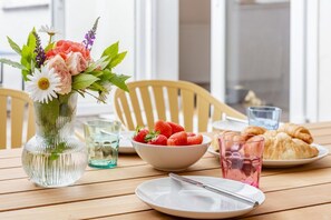 Breakfast meal - 4 Bed in Woolacombe (oc-w31785) (Woolacombe)