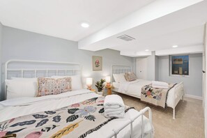 4 makuuhuonetta, silitysrauta/-lauta, vauvan matkasänky, Wi-Fi