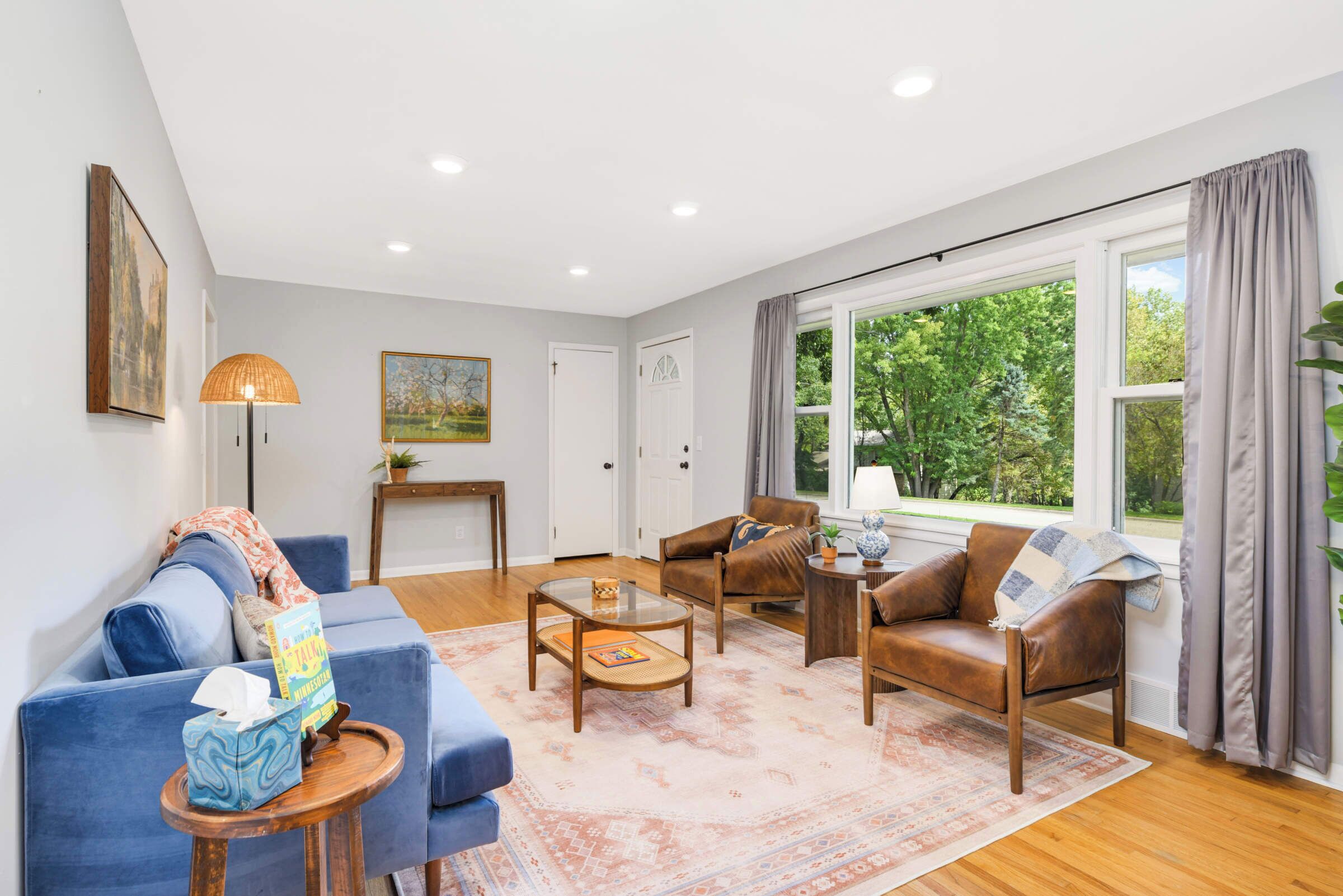 Fernseher, Videospiele, Bücher, Arbeitsbereiche