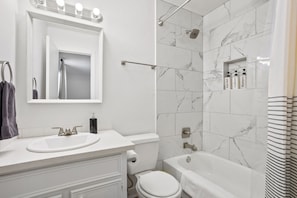 Regadera, toallas, papel de baño