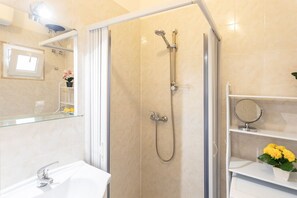Dusche, Bidet, Handtücher