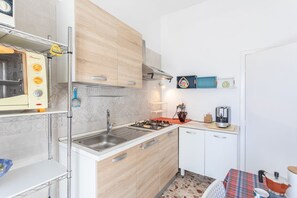 Kühlschrank, Ofen, Herdplatte, Wasserkocher mit Kaffee-/Teezubehör