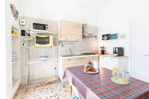 Fridge, oven, stovetop, coffee/tea maker - Bilo Orietta - Salento Reservation (Porto Cesareo)