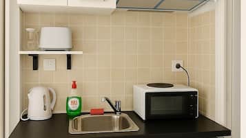 Een microgolfoven, een koffiezetapparaat/waterkoker, een broodrooster