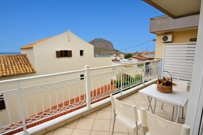 Outdoor dining - Cosmo Room 2 | Seaside Retreat | Monemvasia Castle (Monemvasia)