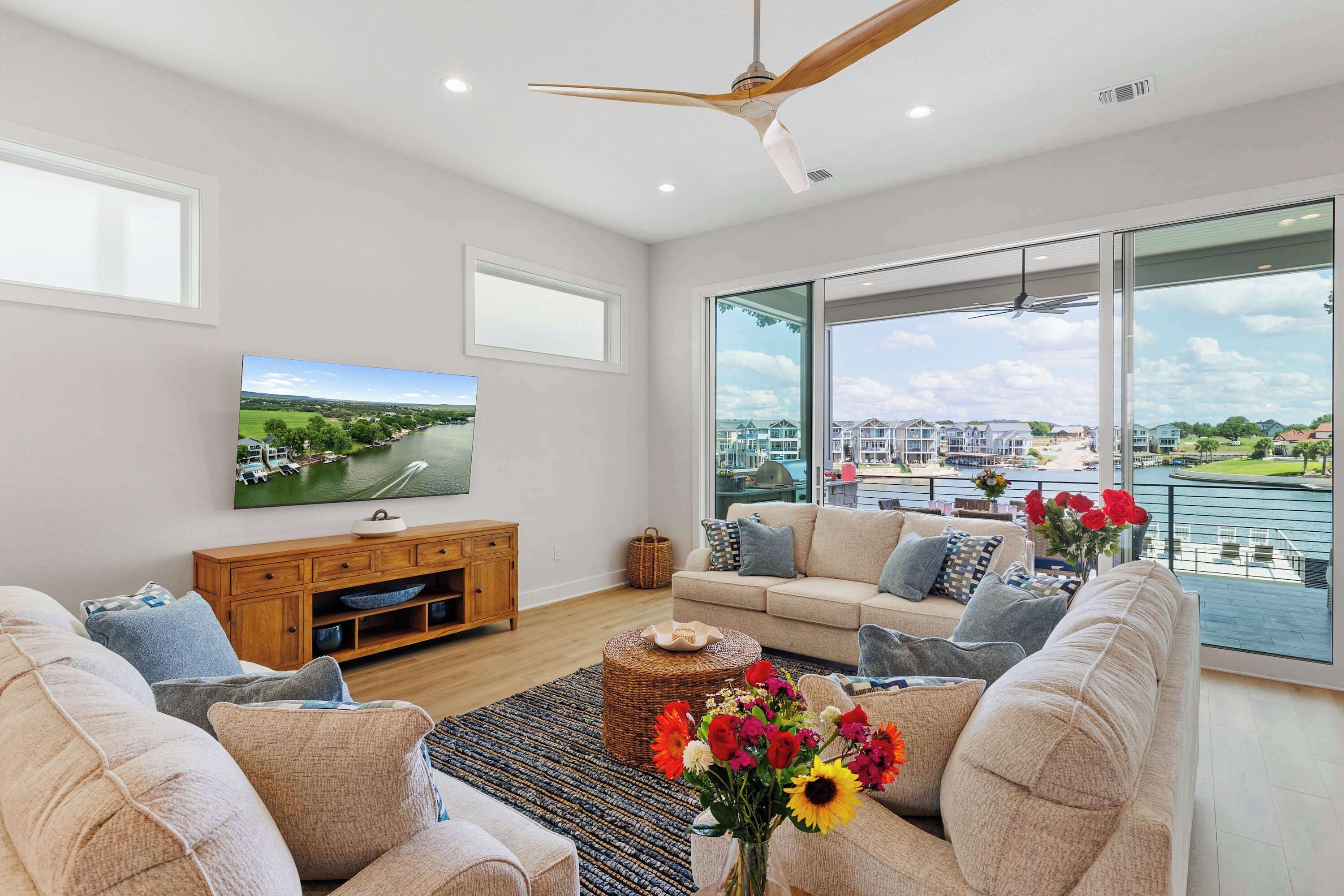 TV connectée, jeux vidéo, table de tennis de table, livres