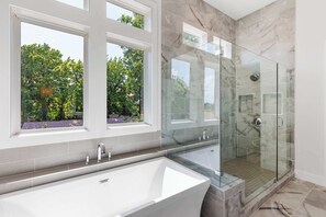 Shower, hair dryer, towels, shampoo - The 563 Villa | Concierge Services (Kingsland)