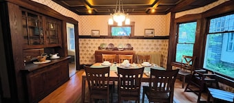 Charming 4 Bed Home 1/2 block from Ludington Park and 1 hour from Pictured Rocks