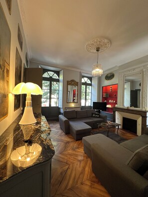 Living area - Downtown Luchon • Swimming Pool • Gondola lift 100 m away • Mountain view. Allée d'Etigny.  (Bagnères-de-Luchon)
