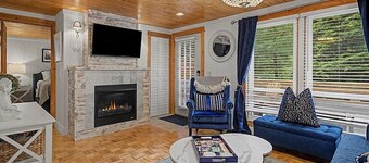 Maple Ridge Green Cottage HOT TUB!