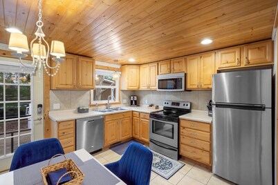 "Cozy Cottages" Green Cottage Hot tub-Town!