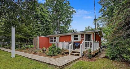 Maple Ridge Red Cottage HOT TUB!