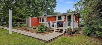 Maple Ridge Red Cottage HOT TUB!