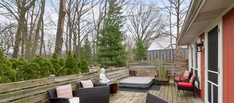 "Cozy Cottages" Red Cottage Hot tub/Town!