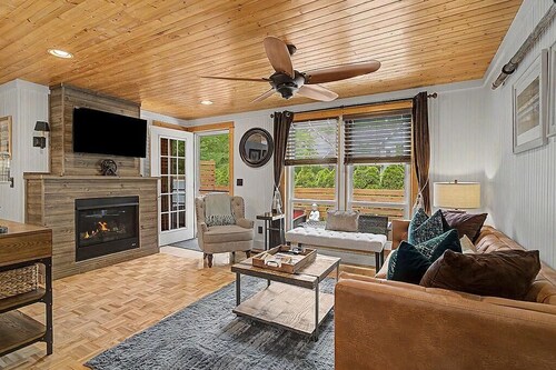 Maple Ridge Red Cottage HOT TUB!