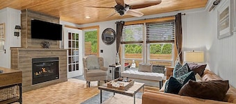 Maple Ridge Red Cottage HOT TUB!