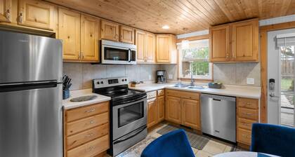 "Cozy Cottages" Blue Cottage-Hot tub/Town!