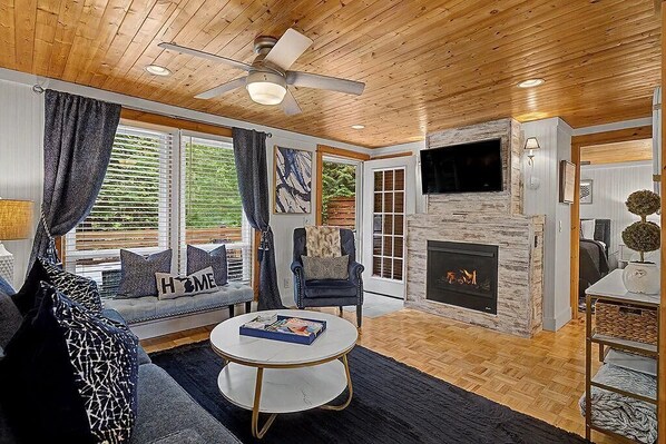 TV, fireplace