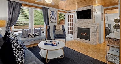 Maple Ridge Blue Cottage-HOT TUB!