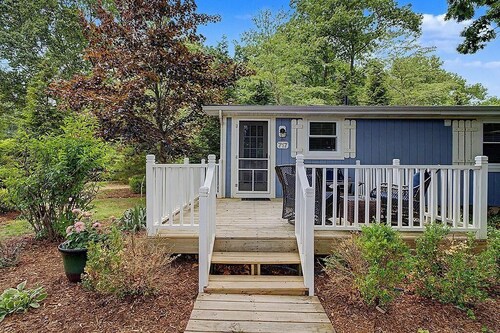 Maple Ridge Blue Cottage-HOT TUB!