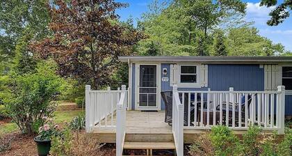 Maple Ridge Blue Cottage-HOT TUB!