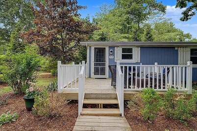 Maple Ridge Blue Cottage-HOT TUB!