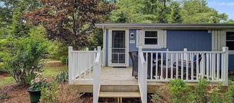 Maple Ridge Blue Cottage-HOT TUB!