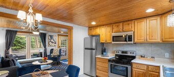 "Cozy Cottages" Blue Cottage-Hot tub/Town!