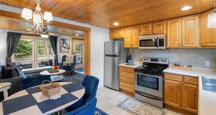 "Cozy Cottages" Blue Cottage-Hot tub/Town!