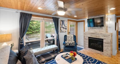 Maple Ridge Blue Cottage-HOT TUB!