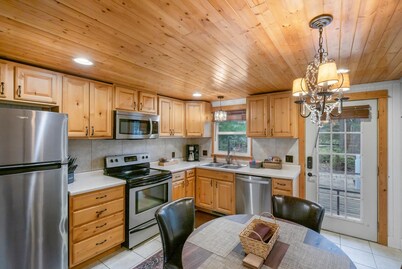 "Cozy Cottages" Brown Cottage Hot tub/Town!