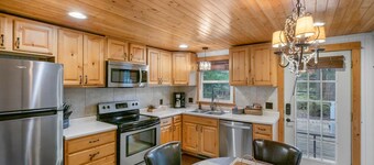 "Cozy Cottages" Brown Cottage Hot tub/Town!