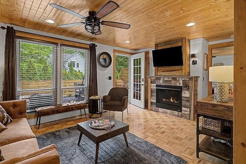 Maple Ridge Brown Cottage HOT TUB!